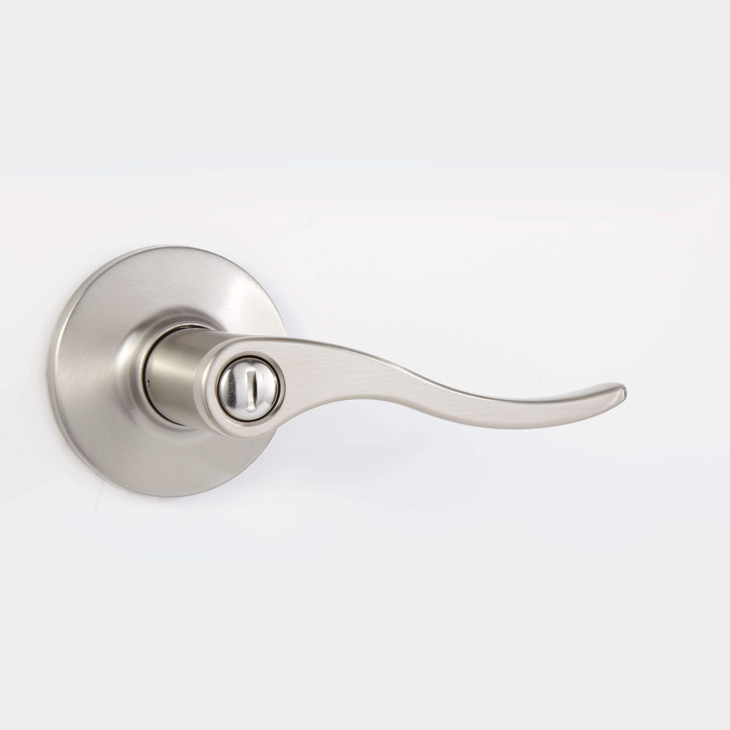 Serrure de porte à clé à levier Garrison Juran, nickel satiné Front_Angled_Right