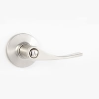 Serrure de porte à clé à levier Garrison Victory, nickel satiné Front_Angled_Right