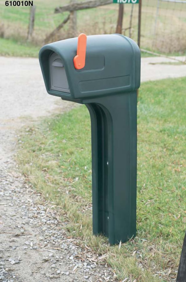 Boîte aux lettres rurale standard sur poteau à l'épreuve des