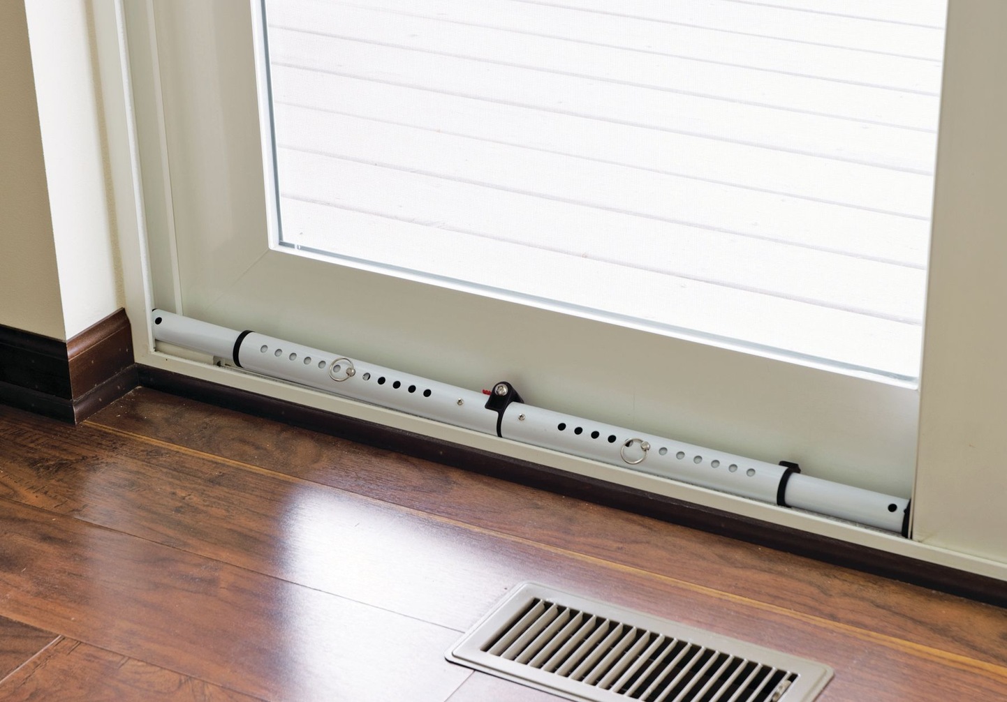 Barre de sécurité pliante et compacte pour porte Master Lock Canadian