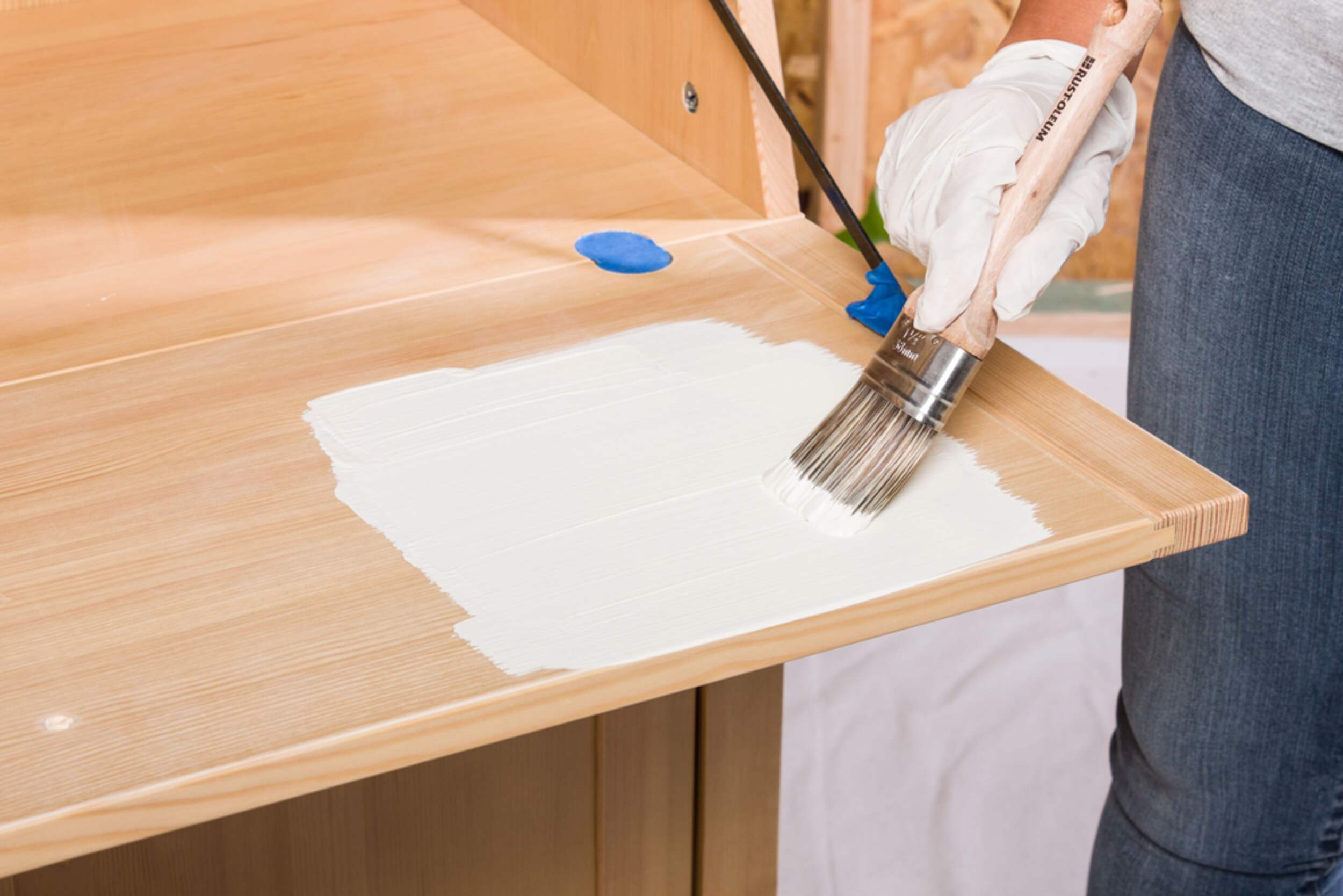 Pinceau ovale crayeux avec manche en bois Rust-Oleum, 1-1/2&nbsp;po Overhead_Plunge