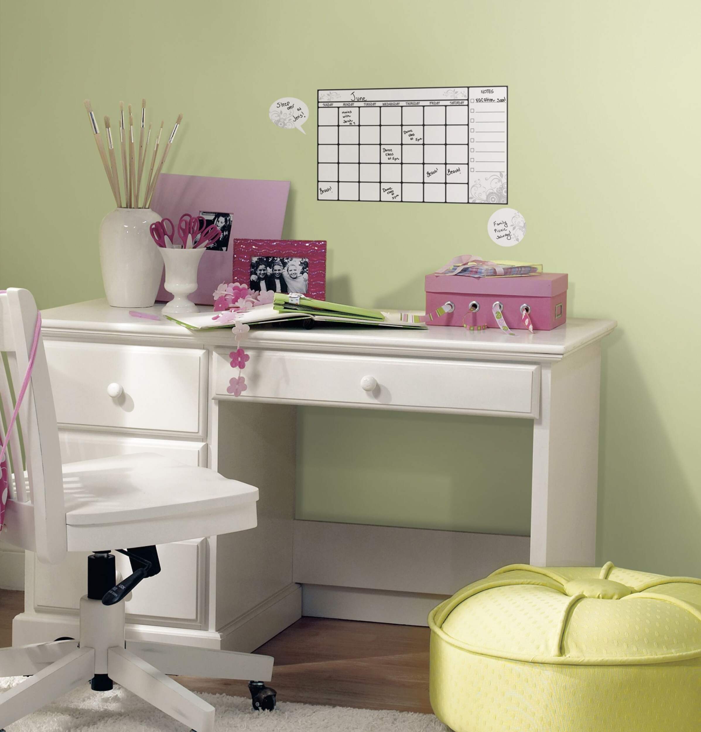 Décalcomanie murale RoomMates, essuyage à sec, calendrier Front_Three_Fourths_Angled_Left