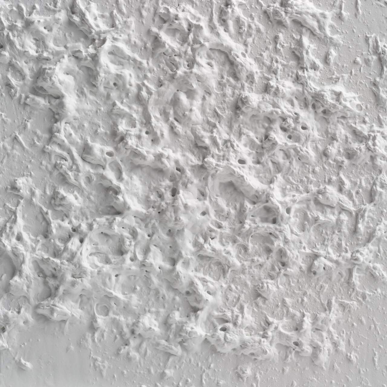 Papier À Gratter Sur Un Mur Blanc. Papier À Lettres Avec Punaises