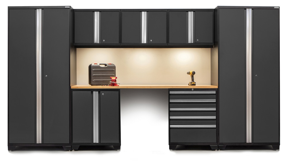 Ensemble d'armoires de garage avec plan de travail en bambou NewAge