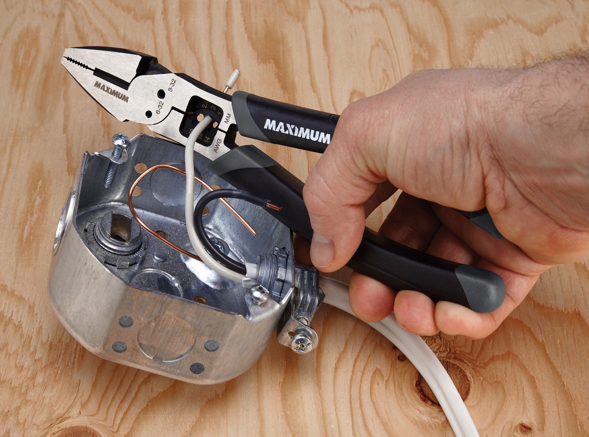 MAXIMUM All Purpose Linesman Plier, 8in Canadian Tire