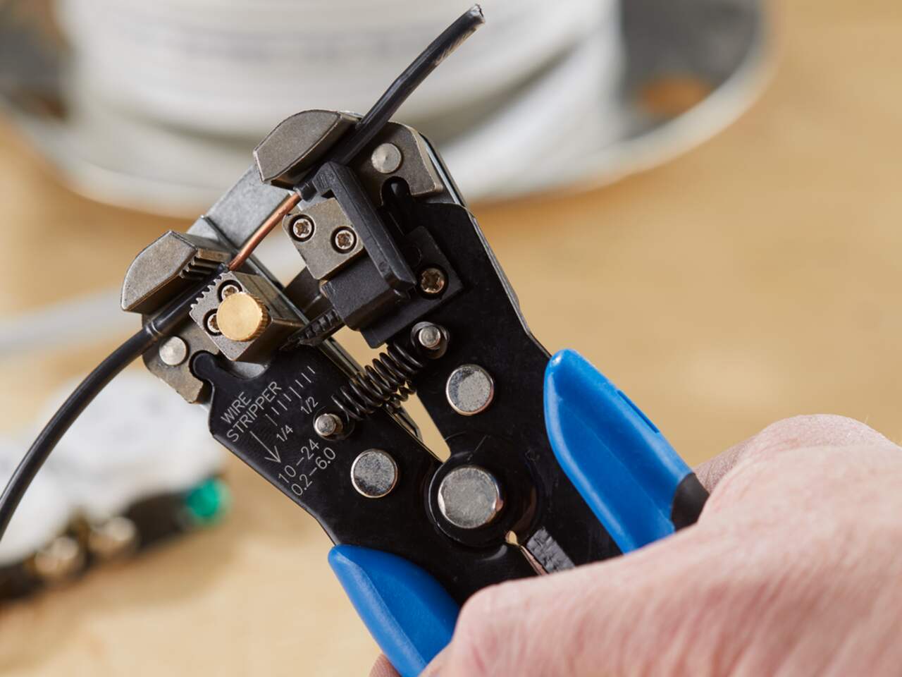 Mastercraft 10-22 Gauge Automatic Self-Adjusting Wire Stripper