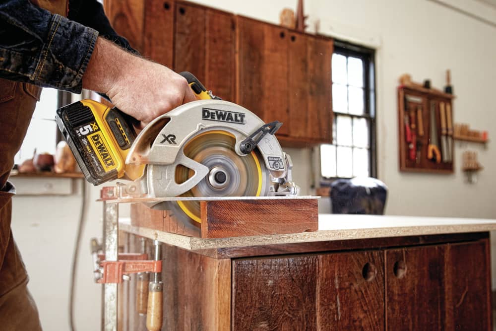 DEWALT DCS570B XR 20V Cordless Circular Saw with Carbide-Tipped Blade, Tool  Only, 7-1/4-in Canadian Tire