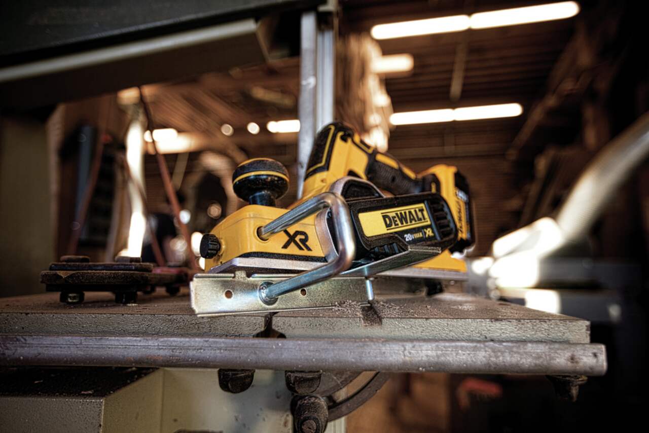 20v max lithium ion store brushless planer dcp580b dewalt