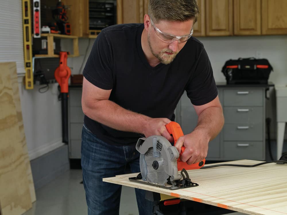 Black Decker BDECS300C 13A Circular Saw with Laser Guide  General  Purpose Blade, 7-1/4-in Canadian Tire