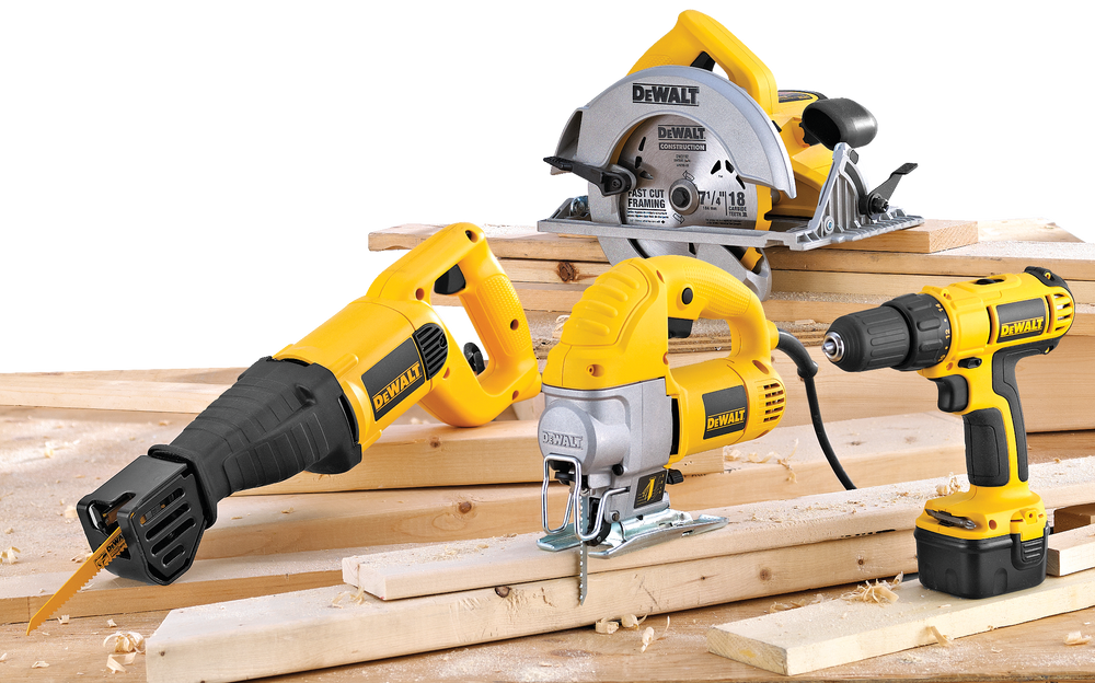 DEWALT DWE575 15A Lightweight Circular Saw with CarbideTipped Blade & Wrench, 71/4in