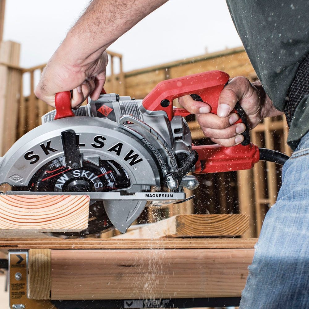 Scie circulaire SKILSAW 15 A vis sans fin magnésium 7 1/4 po Canadian Tire