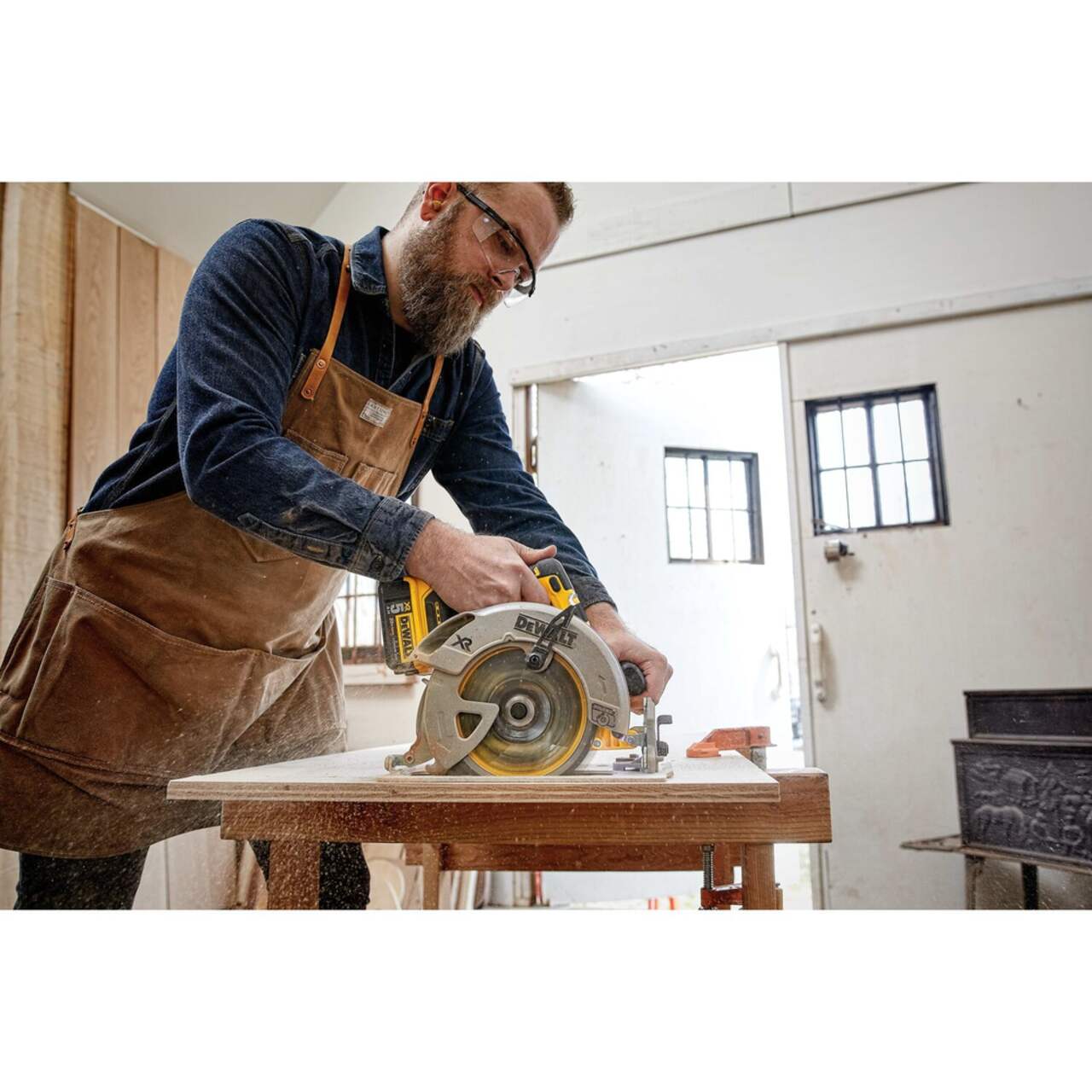 DEWALT DCS570P1 20V MAX XR Brushless Circular Saw with 20V MAX 5.0Ah Battery Bag 7 1 4 in Canadian Tire