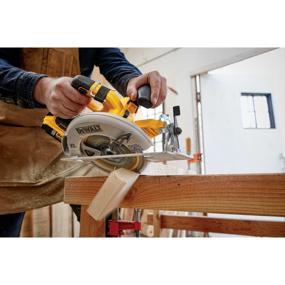 DEWALT DCS570P1 20V MAX XR Brushless Circular Saw with 20V MAX 5.0Ah  Battery  Bag, 7-1/4-in Canadian Tire