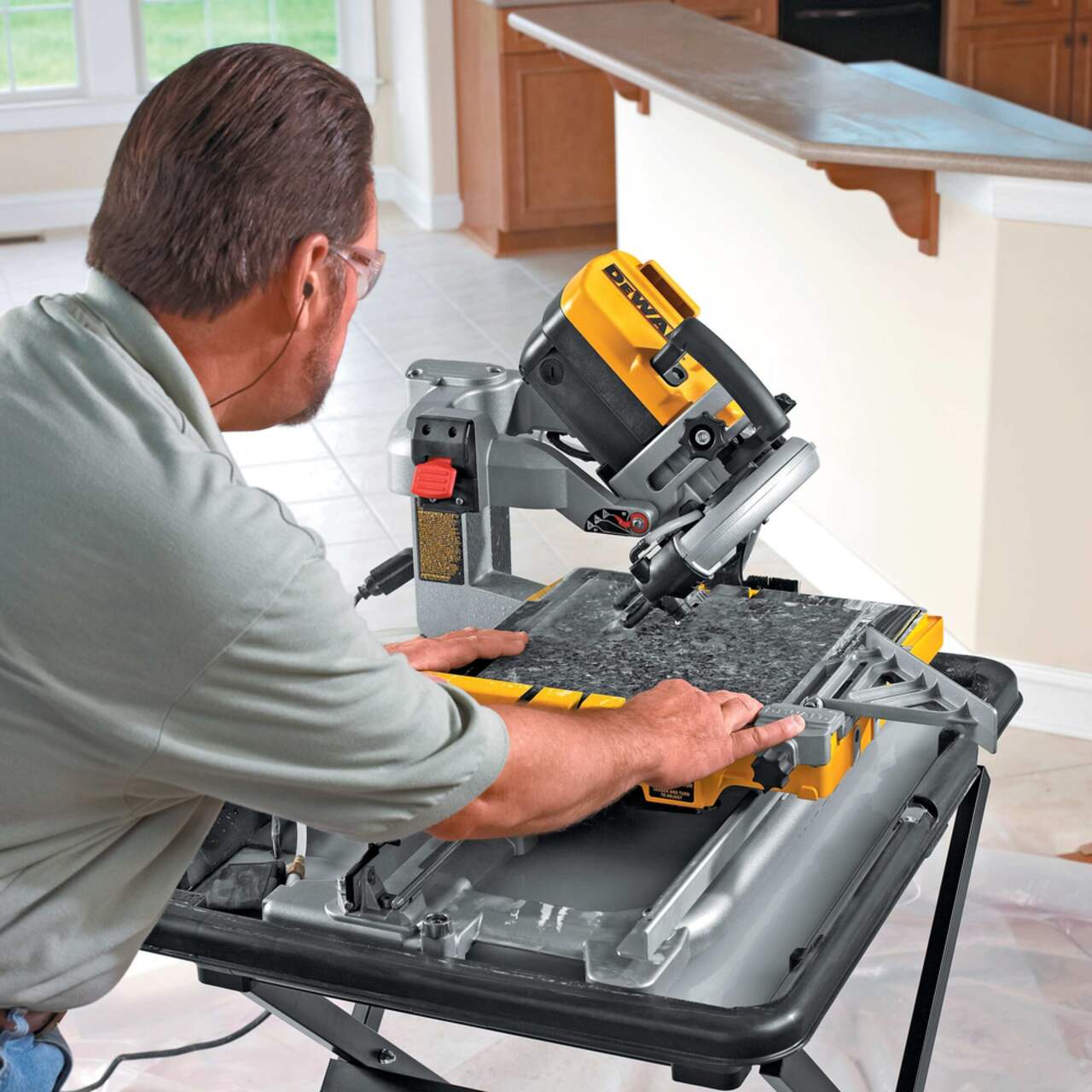 DEWALT D24000S-A 10-in Portable Wet Tile Saw with Stand | Canadian