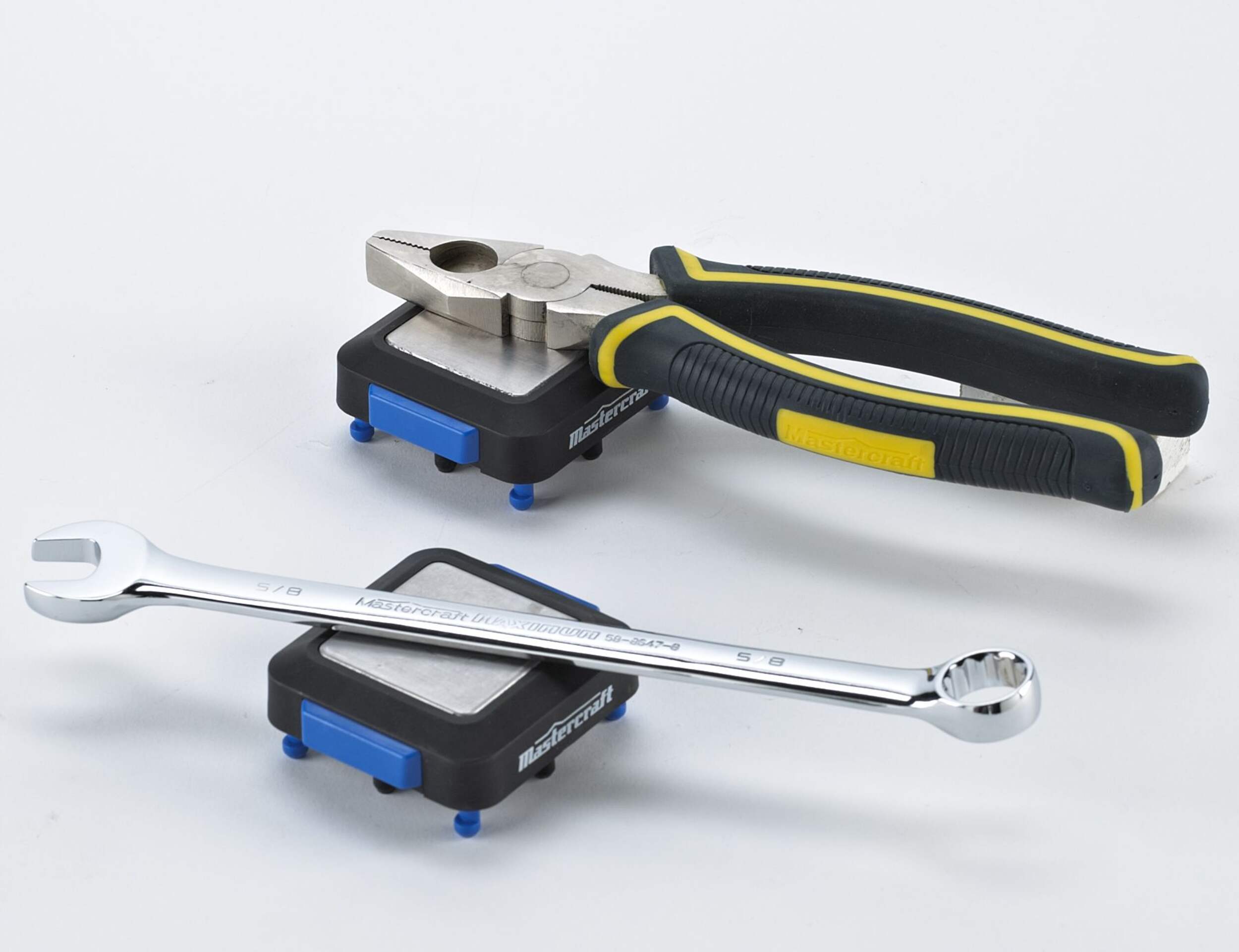 Pinces magnétiques pour panneau perforé Mastercraft, paq. 2 Overhead_Plunge