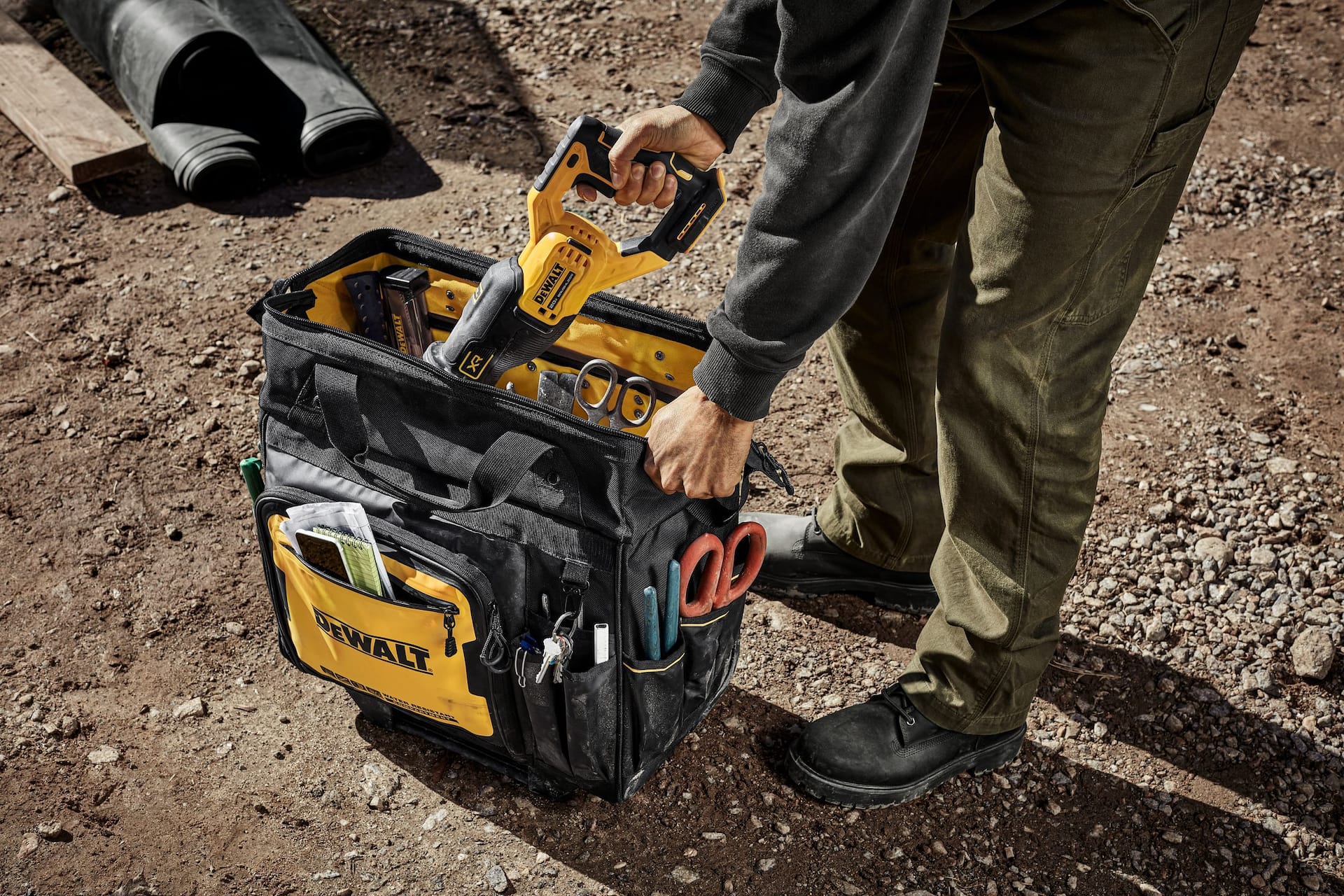 Dewalt tool bag store with wheels