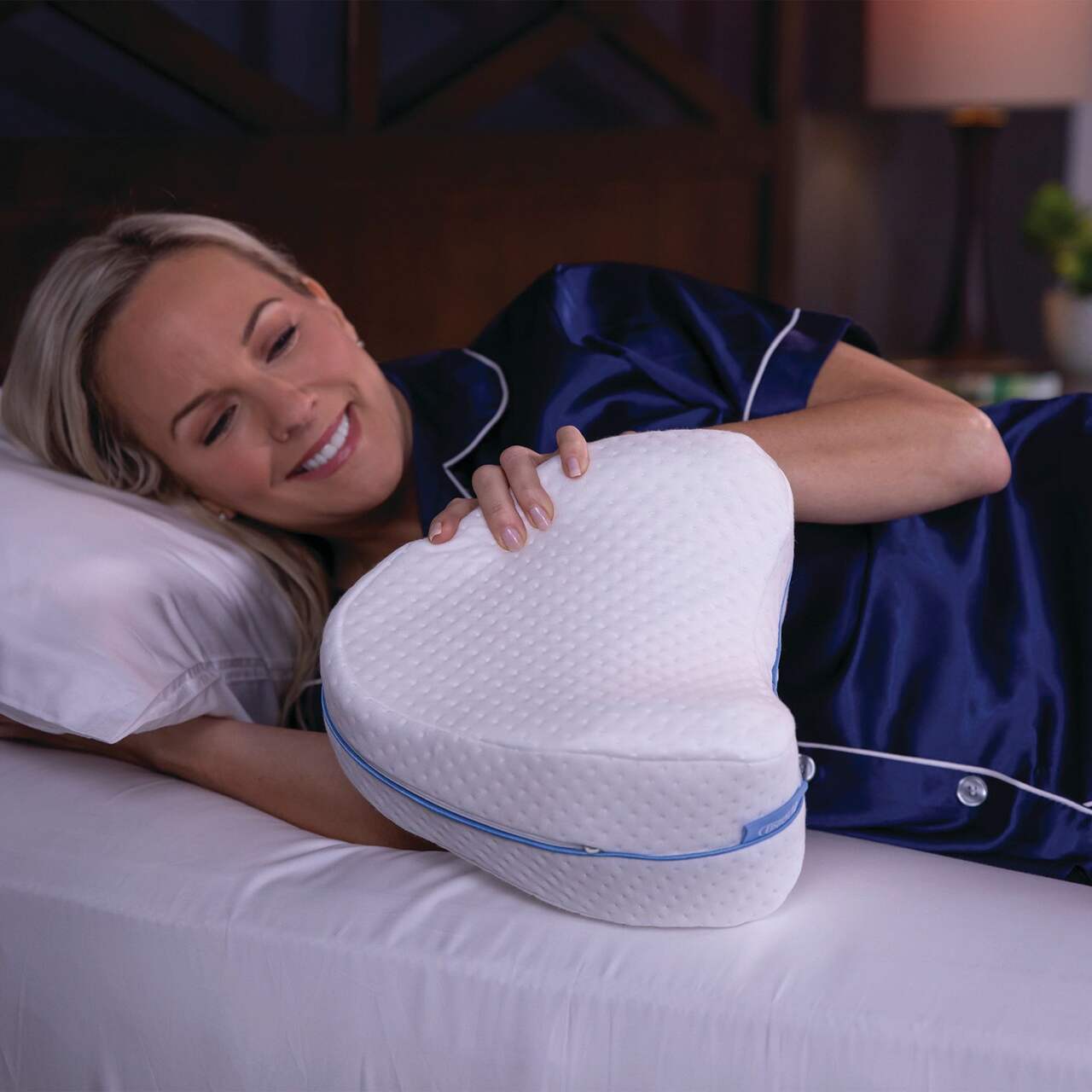 https://media-www.canadiantire.ca/product/living/as-seen-on-tv/asotv/3995979/contour-legacy-pillow-992ad0dc-a68b-4a47-83b3-c17578dcd684-jpgrendition.jpg?imdensity=1&imwidth=1244&impolicy=mZoom