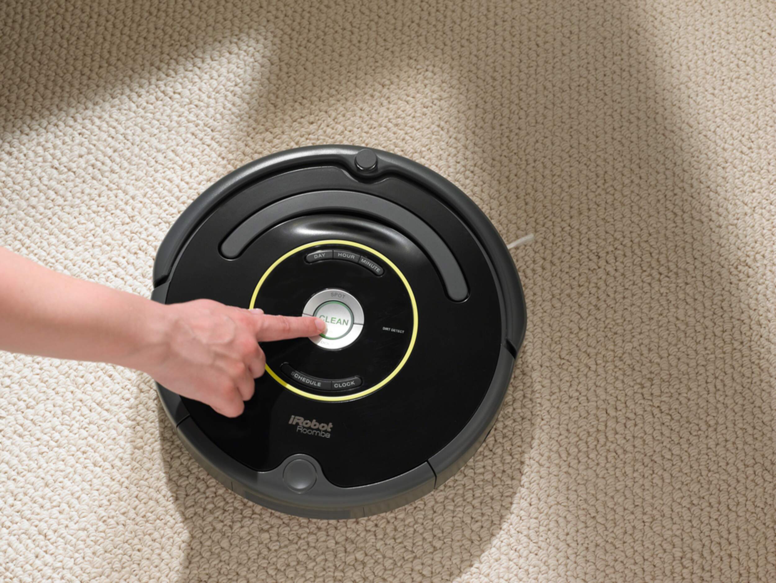 iRobot Roomba® 650 Vacuuming Robot Overhead_Flat