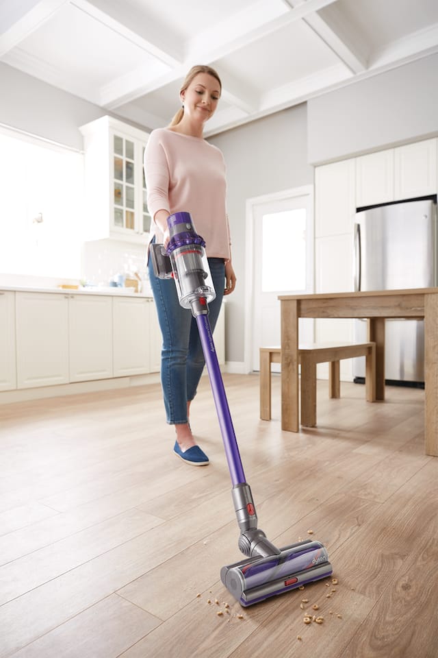 Dyson Cyclone V10 Animal Lightweight Cordless Stick Vacuum Cleaner ...