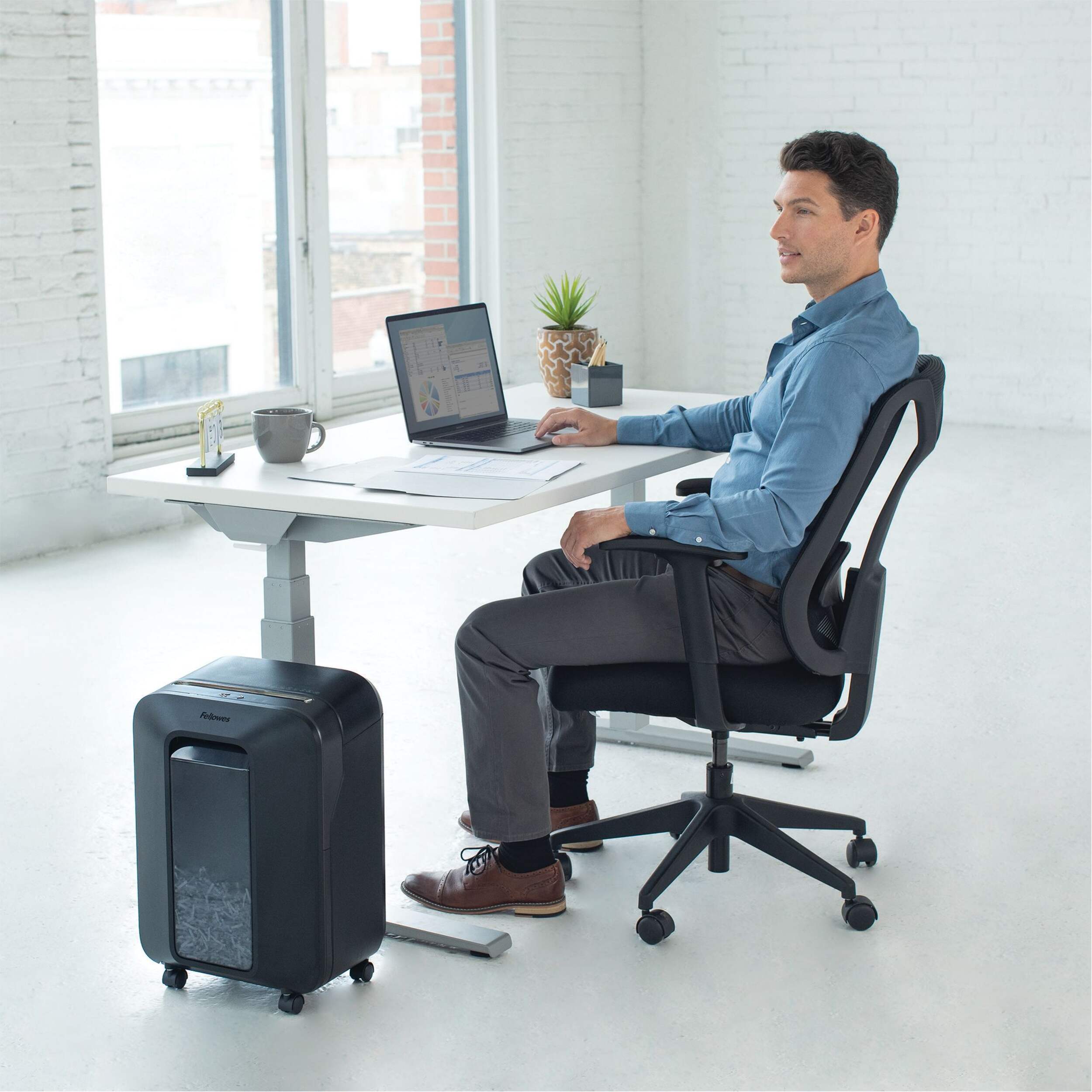 Déchiqueteuse coupe croisée 12 feuilles Fellowes Powershred LX170, noir Front_Angled_Left