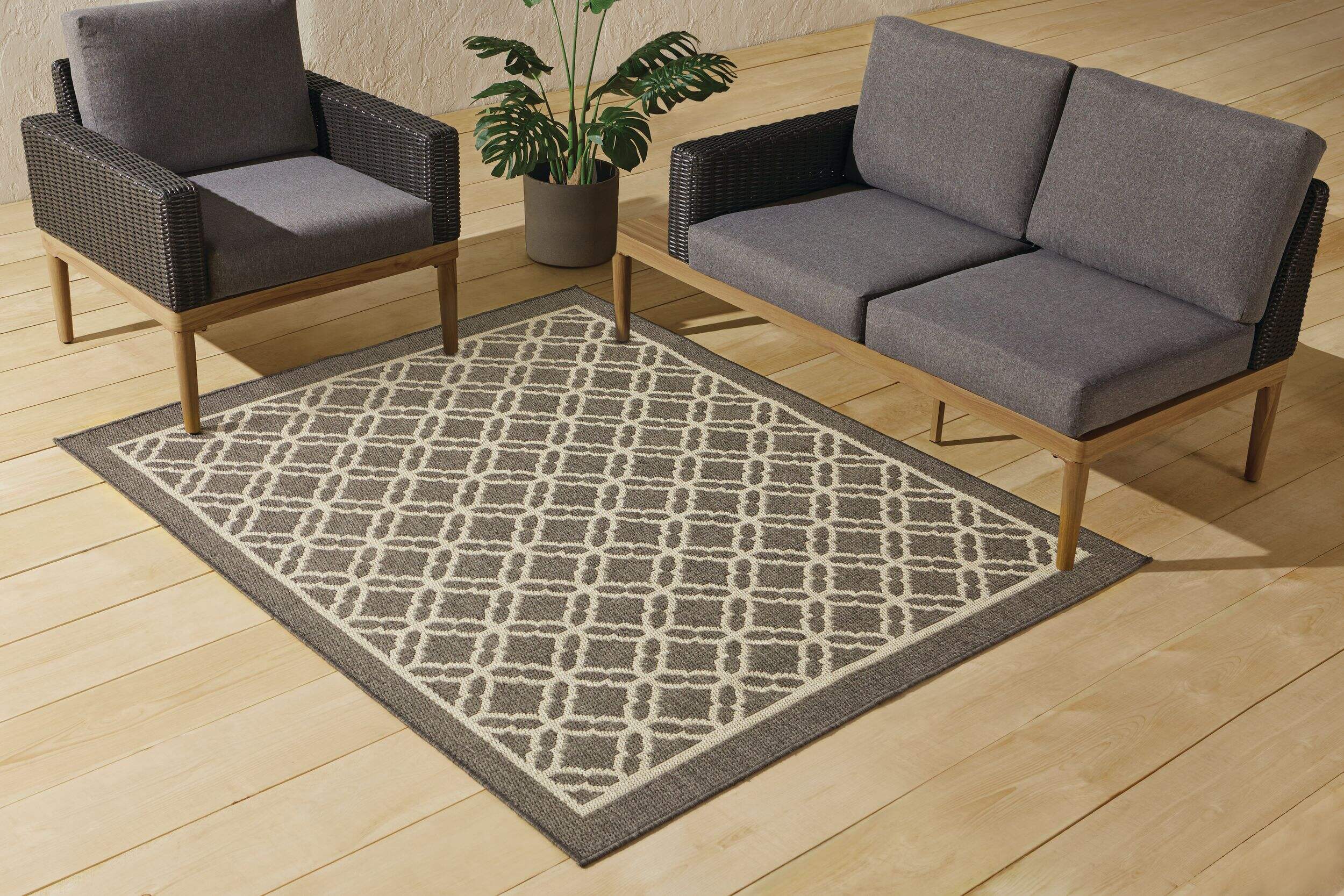 CANVAS Union Durable Stain Resistant Trellis Indoor/Outdoor Rug, 5ft x