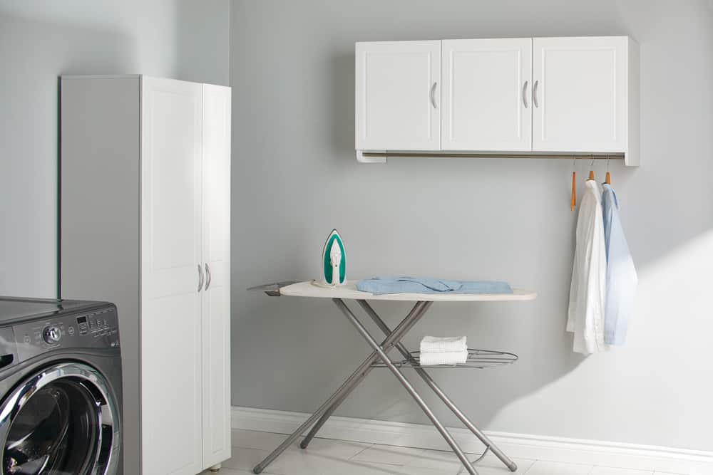 Armoire de rangement murale à 3 portes avec tringle pour salle de