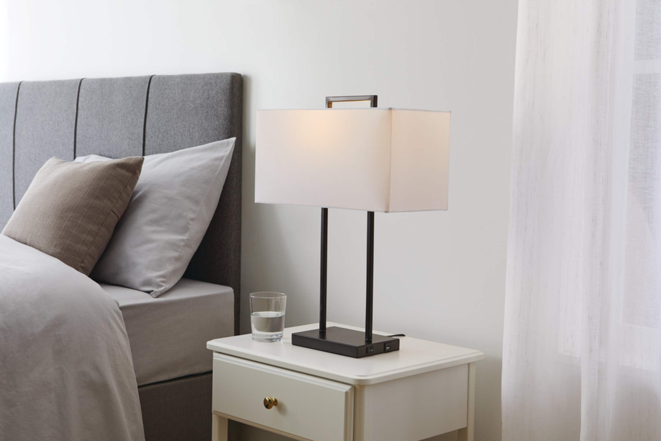 Lampe de table rectangulaire CANVAS avec chargement USB, 22 po