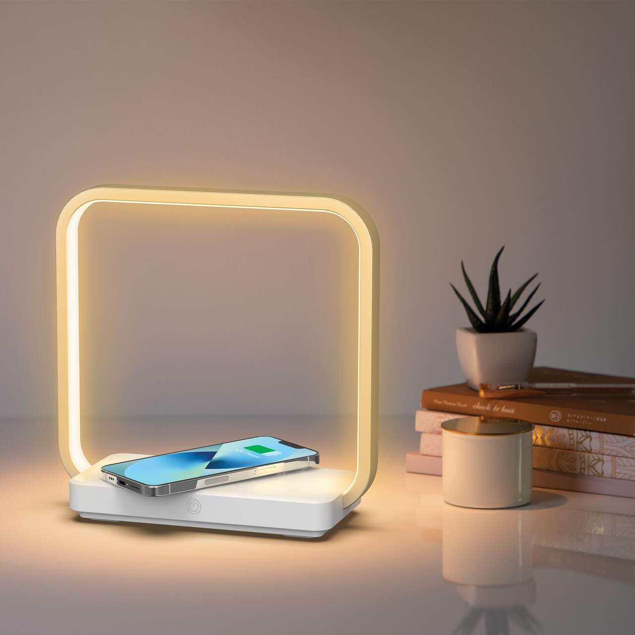 https://media-www.canadiantire.ca/product/living/home-decor/lighting/0526179/merkury-desk-lamp-wireless-charger-square-white-gold-a26fdafd-c51f-403b-9a88-ed3a29098be8-jpgrendition.jpg?imdensity=1&imwidth=640&impolicy=mZoom
