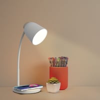 Lampe de bureau et chargeur sans fil West & Arrow, avec support flexible, blanc Front_Angled_Right