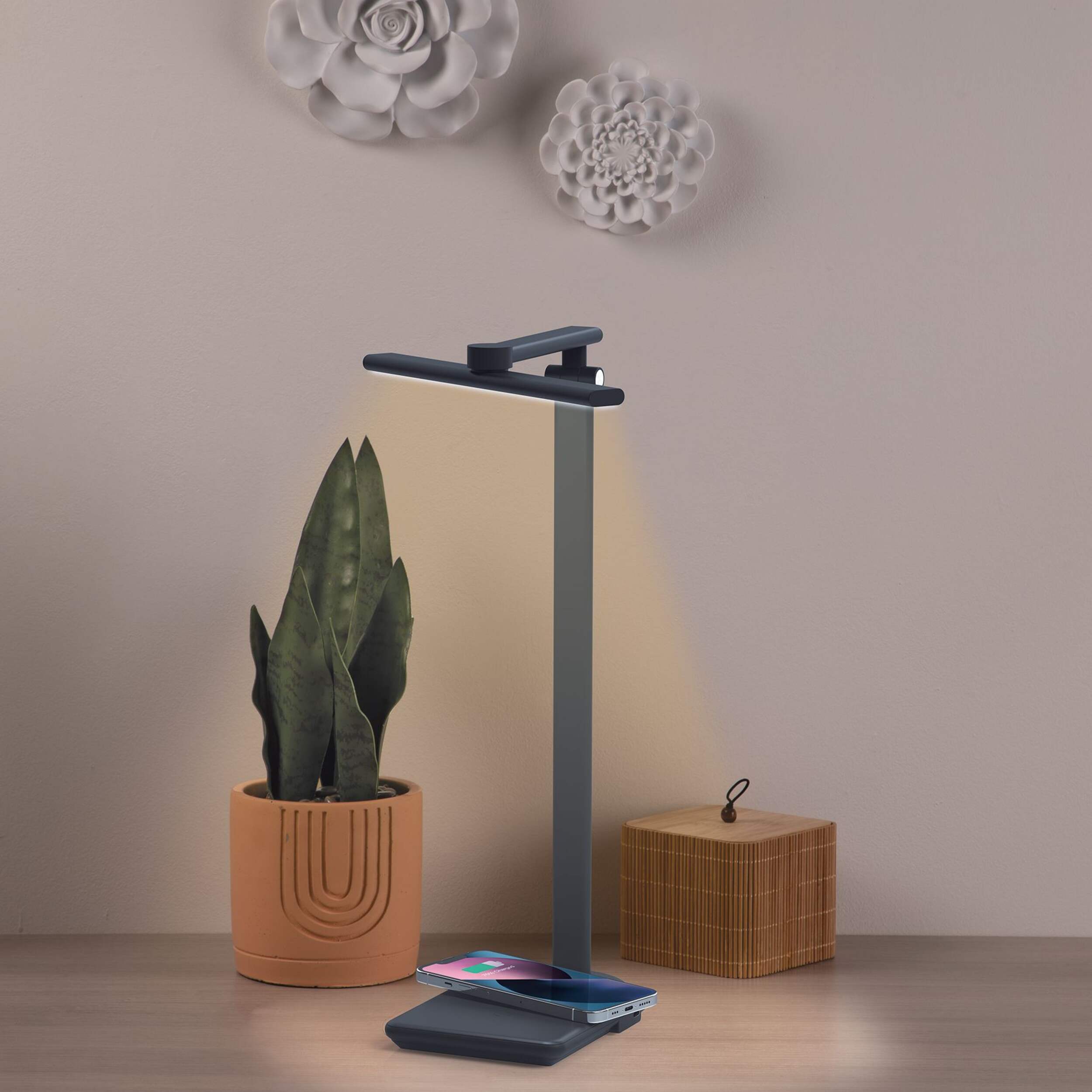 Lampe de bureau et chargeur sans fil West & Arrow à tête rotative, noire Front_Angled_Left