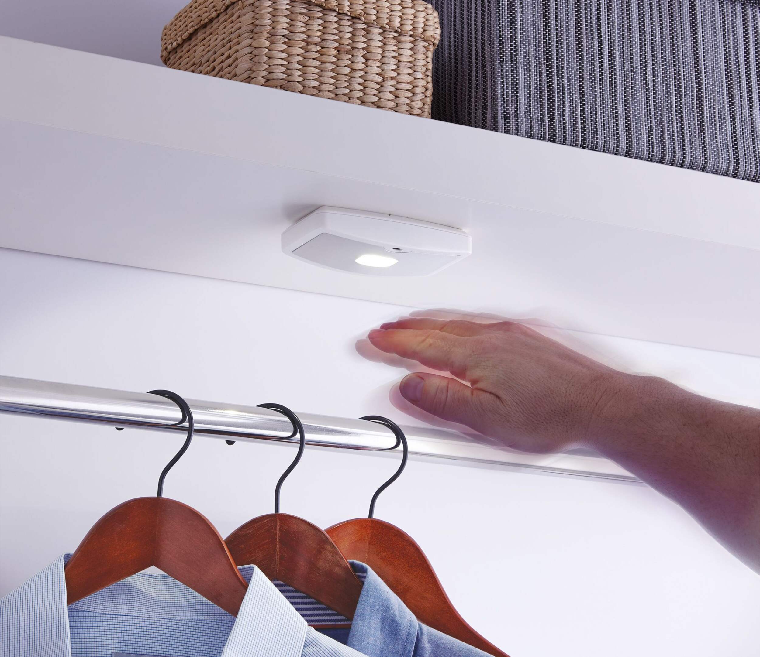 NOMA Motion-Activated LED Closet Light Bottom_Plunge