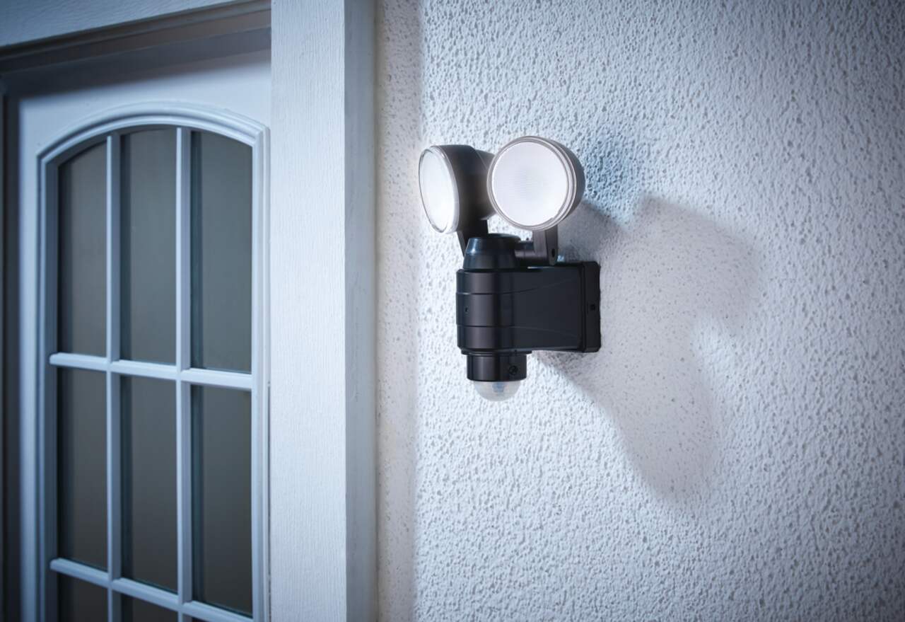 Lampe de sécurité d'extérieur à 2 têtes 180 degrés NOMA, résistant aux  intempéries