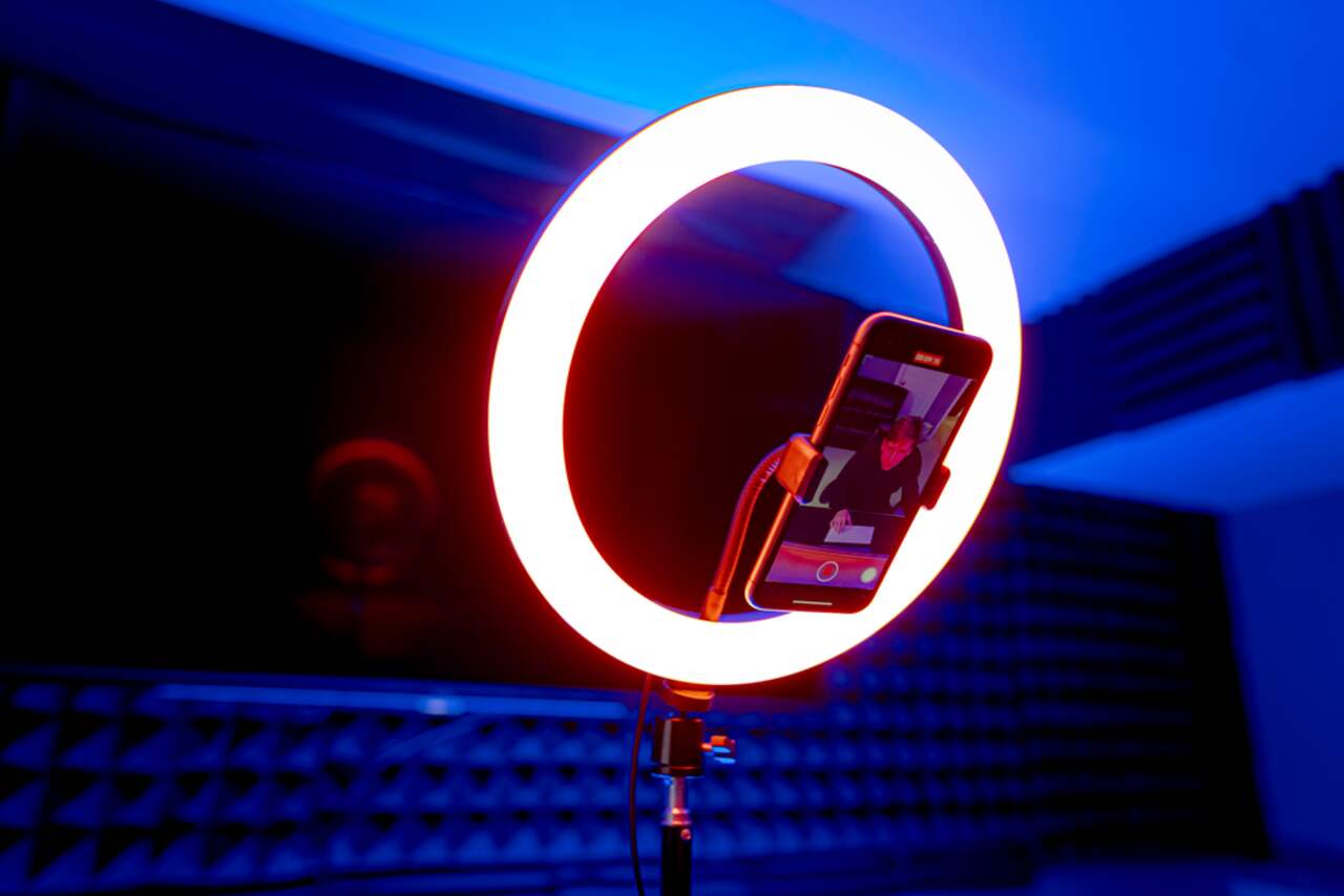 National Mobifoto Mobilite LED RGB Ring Light Kit with Stand 8 in Diameter 74 in Long Canadian Tire