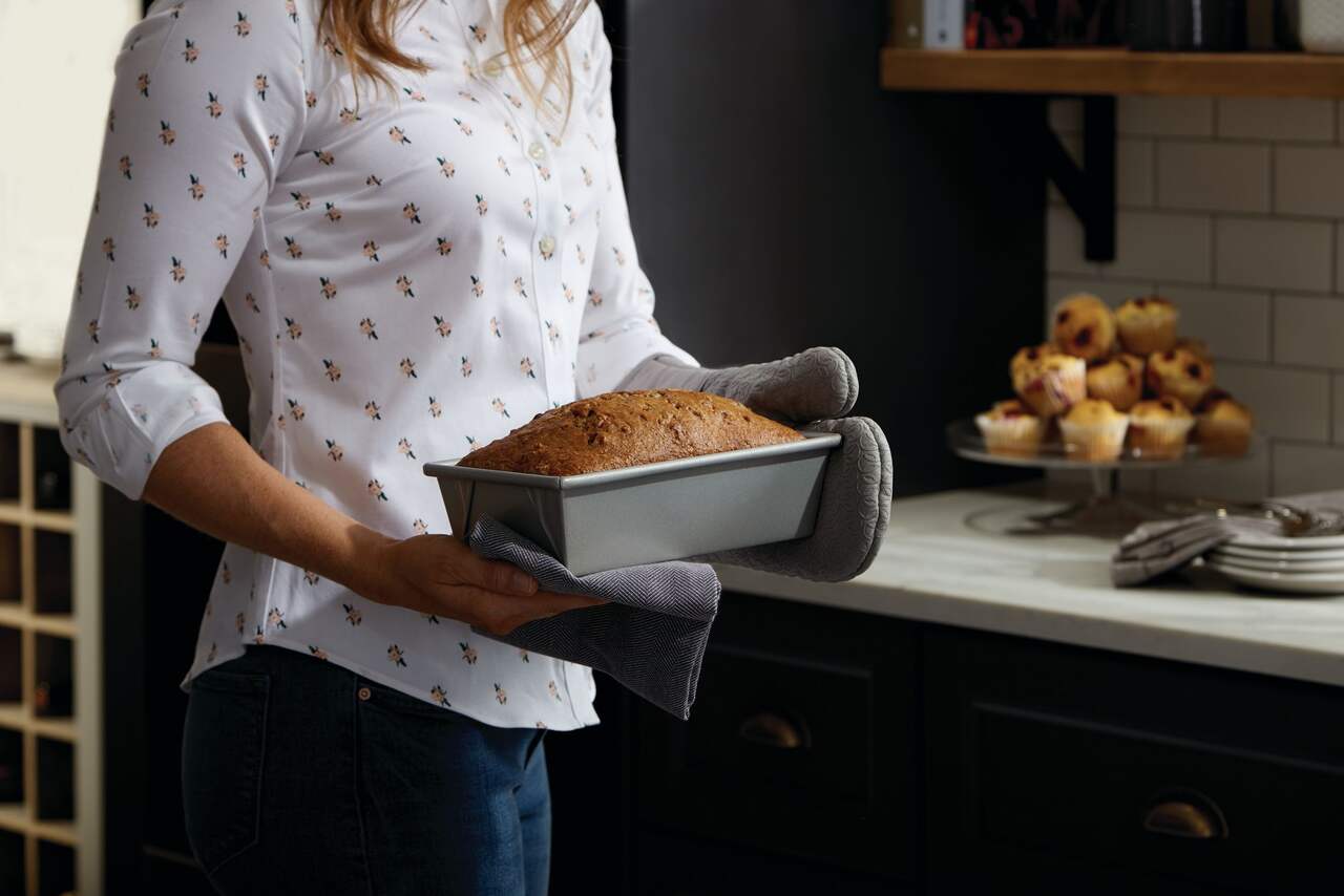 https://media-www.canadiantire.ca/product/living/kitchen/bakeware-baking-prep/1422883/paderno-professional-9x5-loaf-pan-e5fc6f74-78a0-4986-bfbd-b4d14d362934-jpgrendition.jpg?imdensity=1&imwidth=1244&impolicy=mZoom