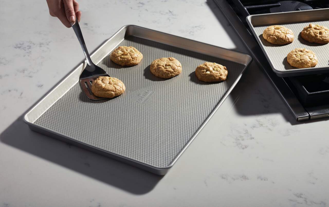 https://media-www.canadiantire.ca/product/living/kitchen/bakeware-baking-prep/1422886/paderno-professional-18x13-cookie-pan-8f7d8202-a292-4d83-9132-7bd458e92070.png?imdensity=1&imwidth=1244&impolicy=mZoom