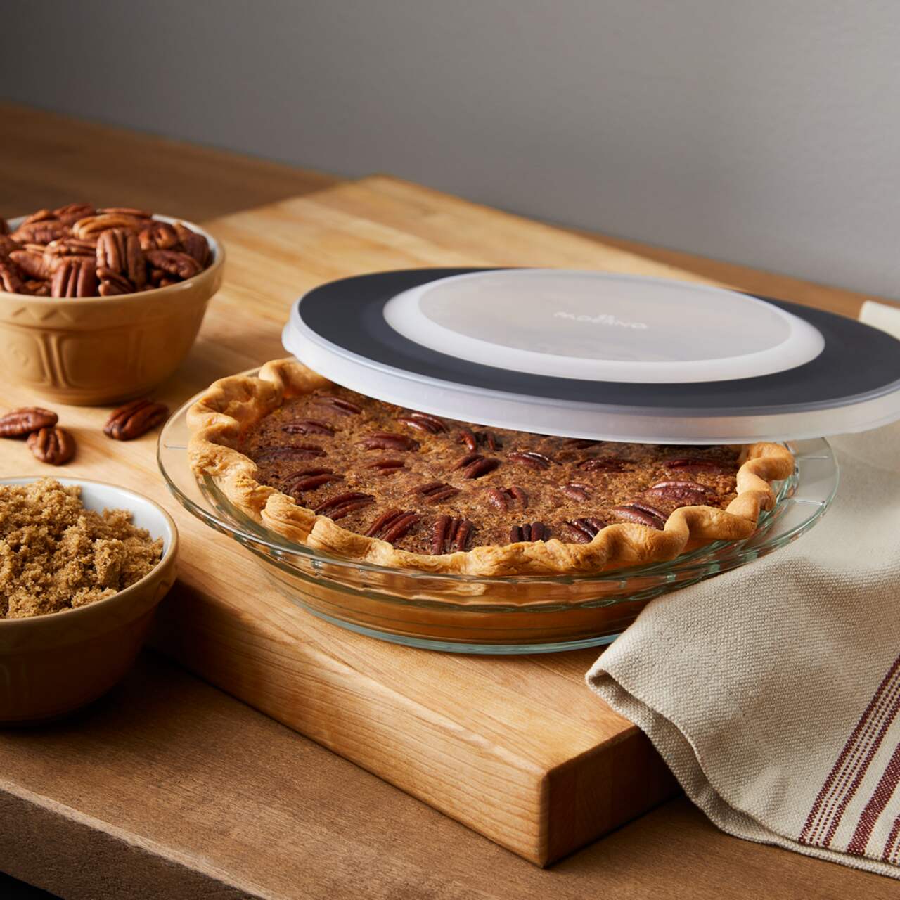 Pie dish with clearance lid