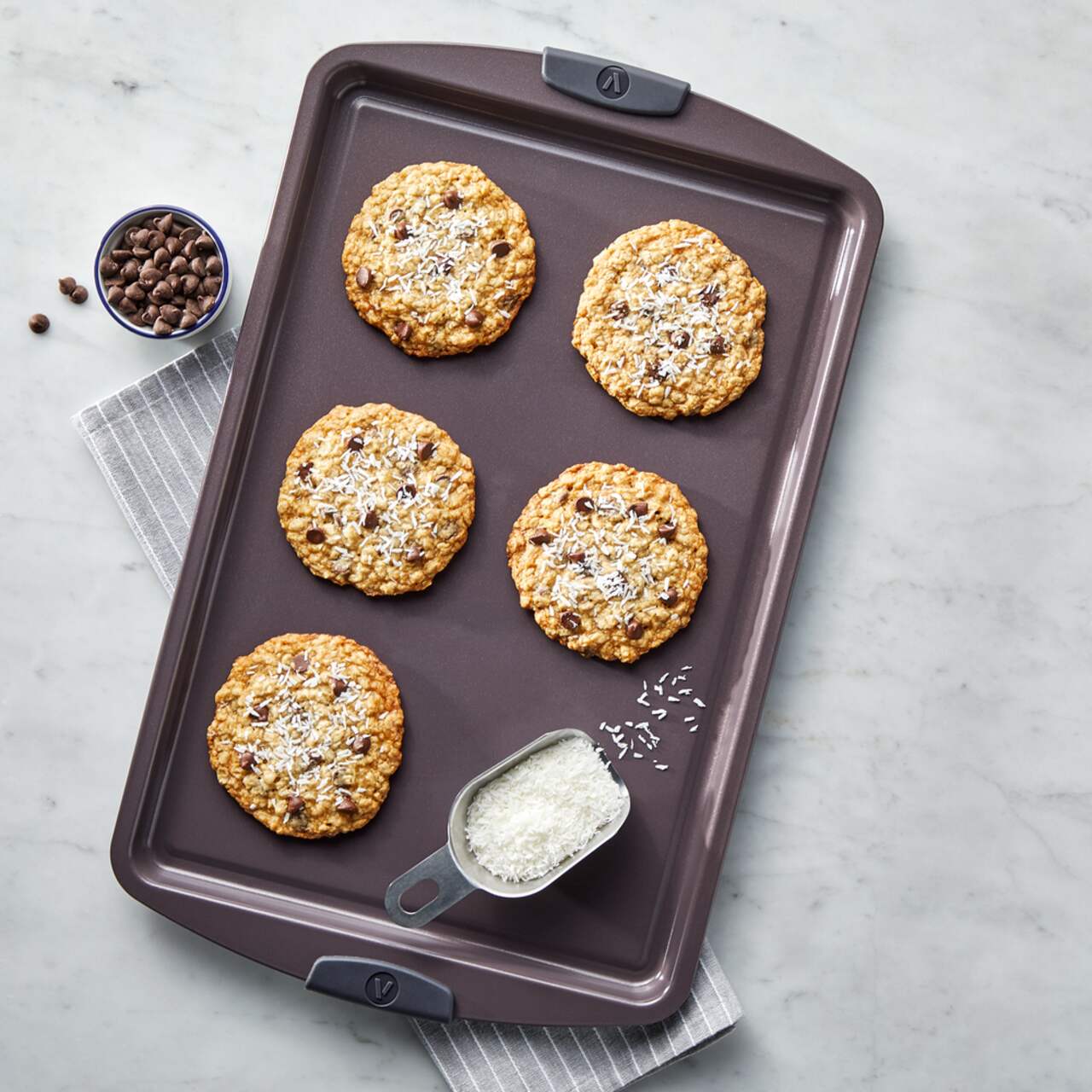 https://media-www.canadiantire.ca/product/living/kitchen/bakeware-baking-prep/1429594/vida-large-cookie-sheet-17-25-x-11-25--d4a32eea-f39a-46ce-bb18-c88d49544b85.png?imdensity=1&imwidth=1244&impolicy=mZoom