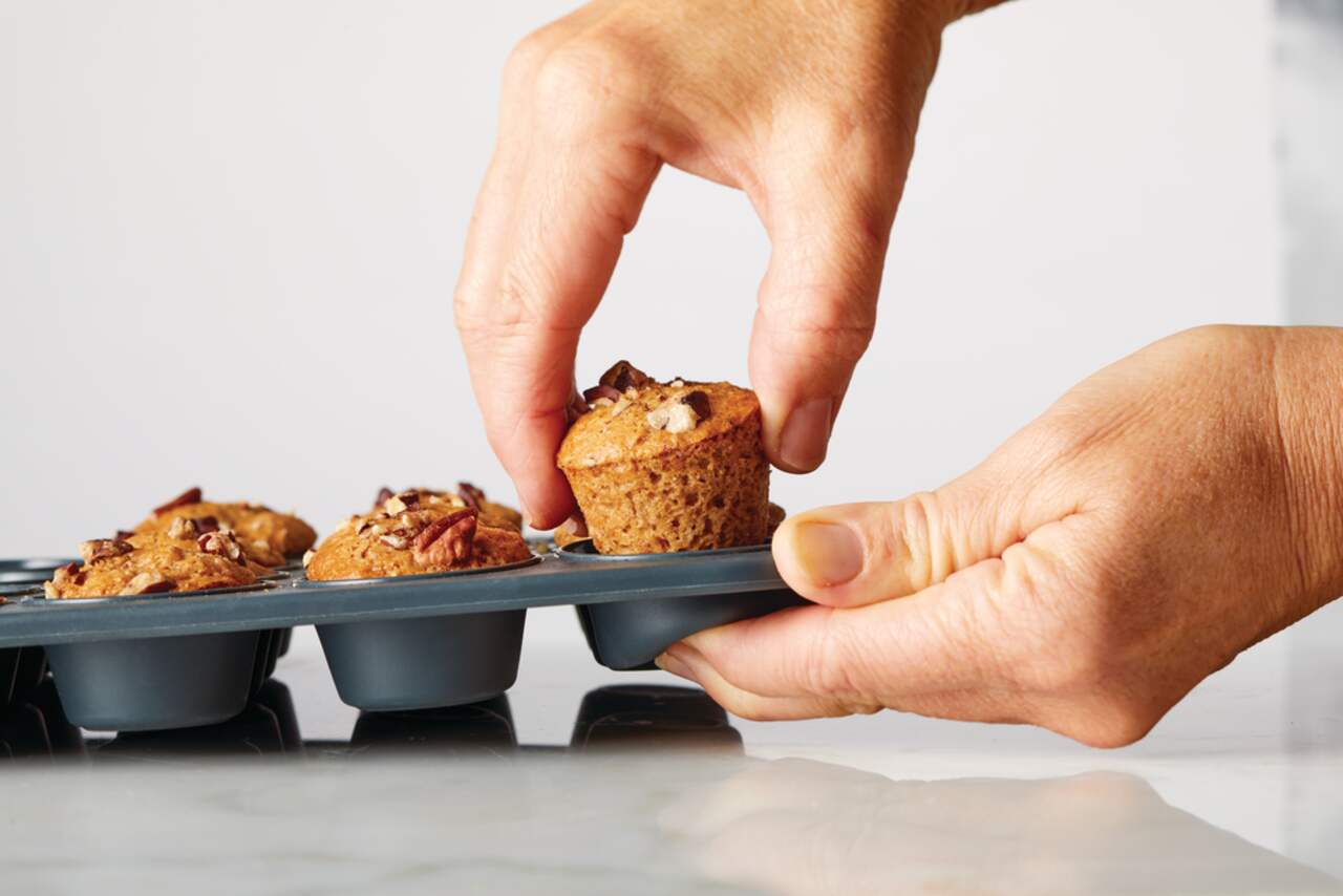 Moule à muffins miniatures en silicone à structure intégrée Vida de PADERNO