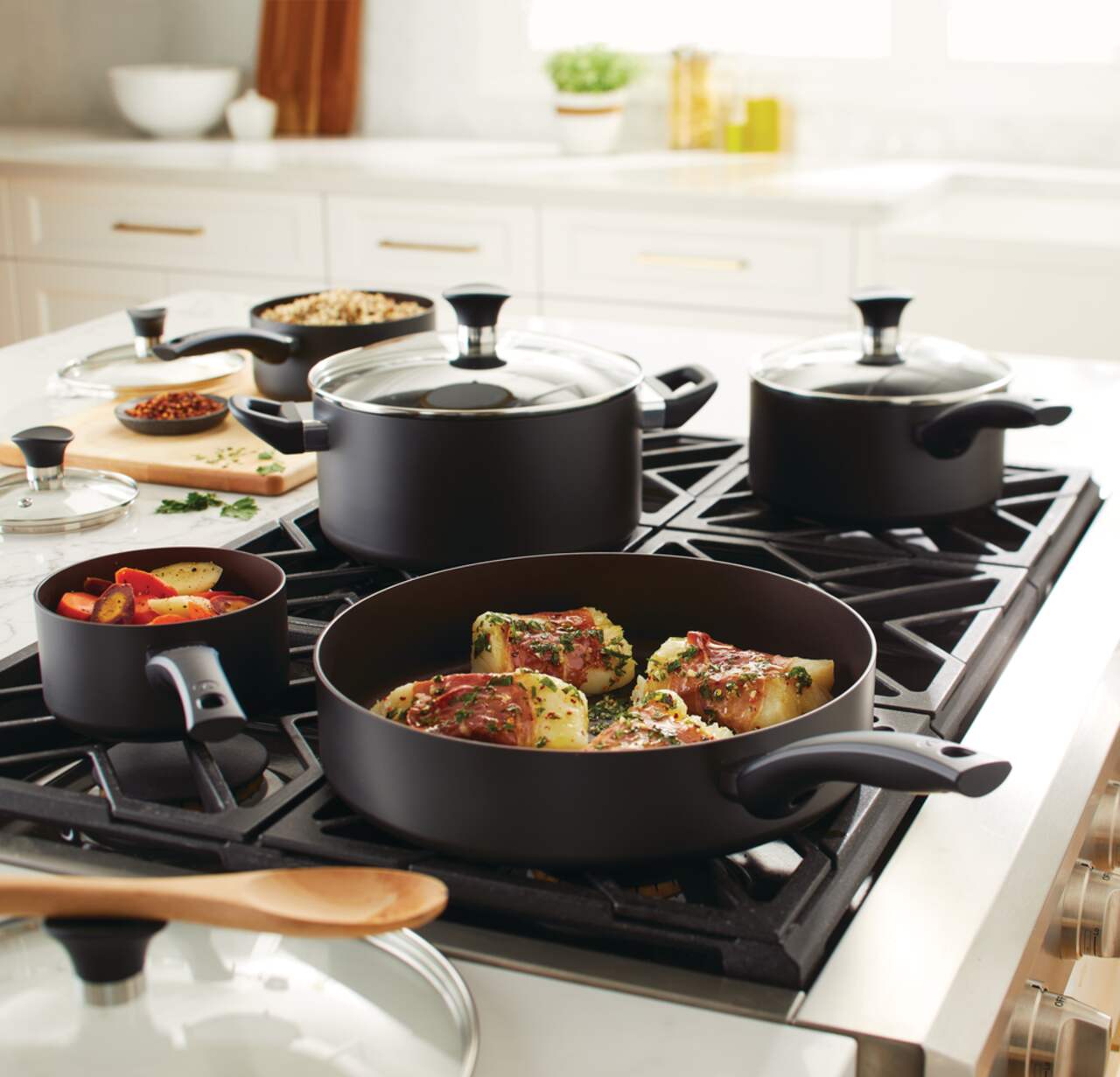 https://media-www.canadiantire.ca/product/living/kitchen/cookware/1426306/vida-by-paderno-everyday-series-10-piece-non-stick-cookset-2911cef4-5c72-47ac-b8ac-64f31915b8eb.png?imdensity=1&imwidth=1244&impolicy=mZoom