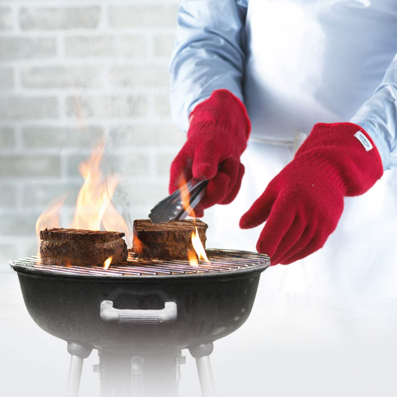https://media-www.canadiantire.ca/product/living/kitchen/dining-and-entertaining/1421473/2-piece-oven-gloves-79295c1c-f144-4d93-8ada-eae19a999fa6.png?imdensity=1&imwidth=1244&impolicy=mZoom