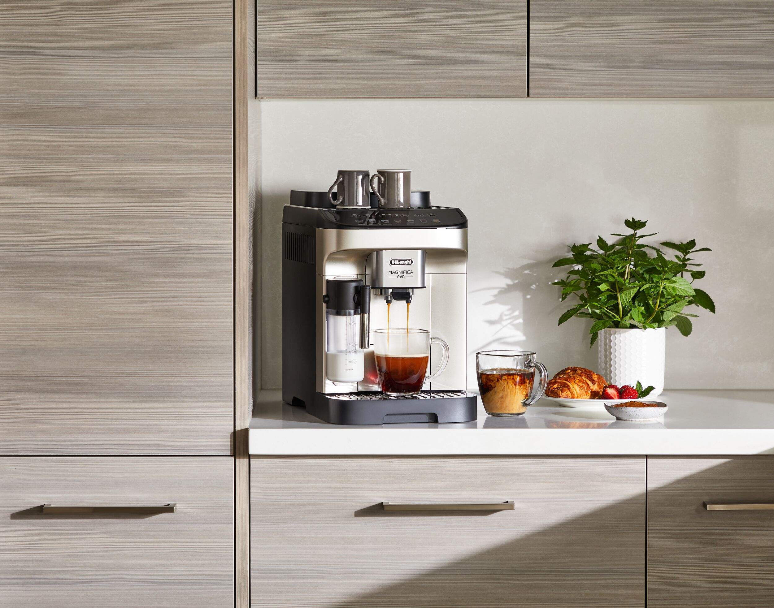 Delonghi Magnifica Evo Coffee & Espresso Machine with Automatic Milk