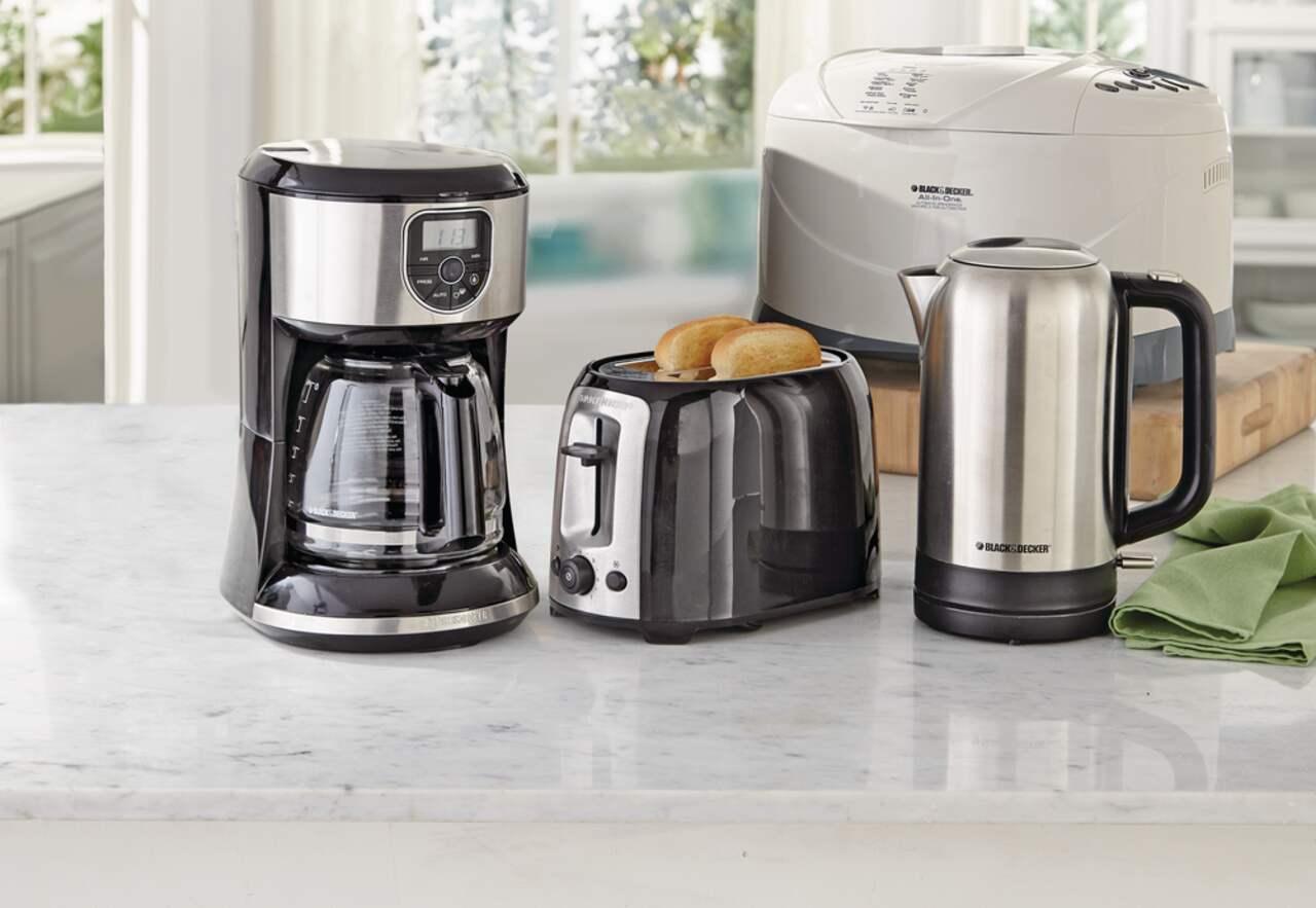 https://media-www.canadiantire.ca/product/living/kitchen/kitchen-appliances/0430441/b-d-12-cup-coffeemaker-digital-9baff127-b293-454c-8a34-c2e304fe5e5c.png?imdensity=1&imwidth=1244&impolicy=mZoom