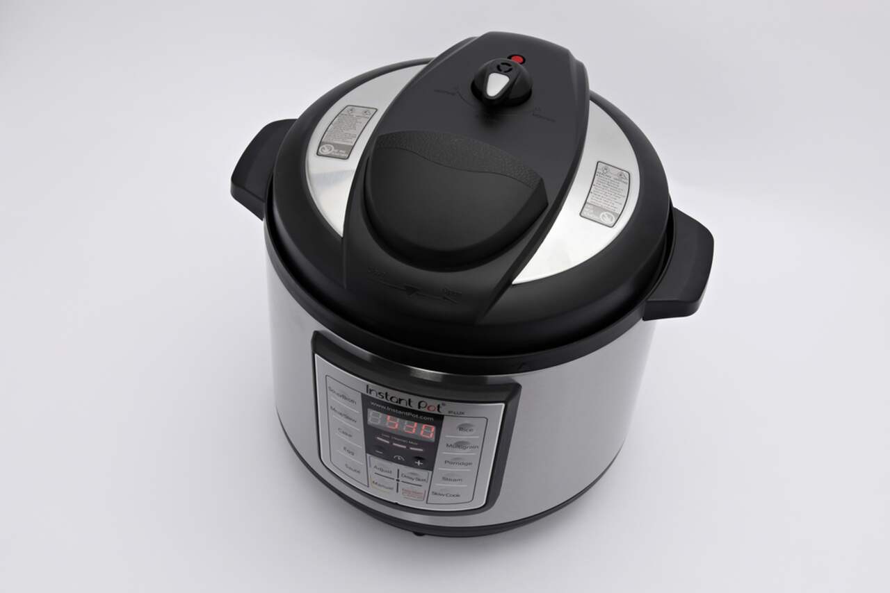 https://media-www.canadiantire.ca/product/living/kitchen/kitchen-appliances/0430900/instant-pot-lux-8-quart-pressure-cooker-c8ba70ff-31a4-4c89-b341-9926076d956a.png?imdensity=1&imwidth=640&impolicy=mZoom