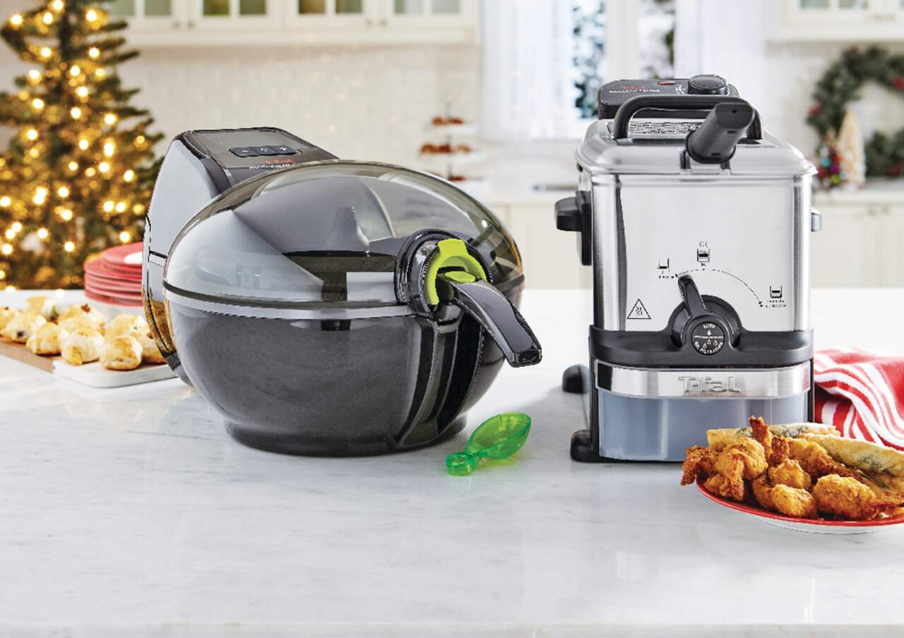 https://media-www.canadiantire.ca/product/living/kitchen/kitchen-appliances/0431402/ez-clean-compact-deep-fryer-2ea56749-72d3-4260-9206-dffe2083d770.png?imdensity=1&imwidth=1244&impolicy=mZoom
