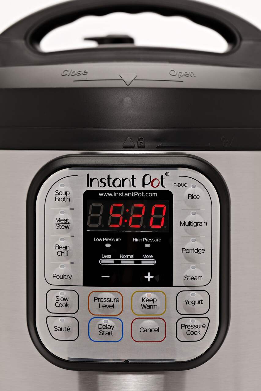 Instant Pot 220 volts DUO80 Large 8 Liter Instant Pot Smart Electric Pressure  Cooker 220v 240 volts