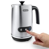 De'Longhi Stainless Steel Milk Frother with Ergonomic Handle Front_Angled_Right