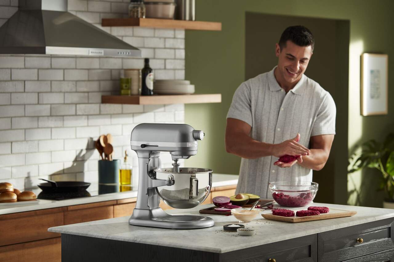 https://media-www.canadiantire.ca/product/living/kitchen/kitchen-appliances/0439000/kitchenaida-5-5-quart-bowl-lift-stand-mixer-contour-silver-856a50b0-528b-4a1b-9535-3180653010af-jpgrendition.jpg?imdensity=1&imwidth=1244&impolicy=mZoom