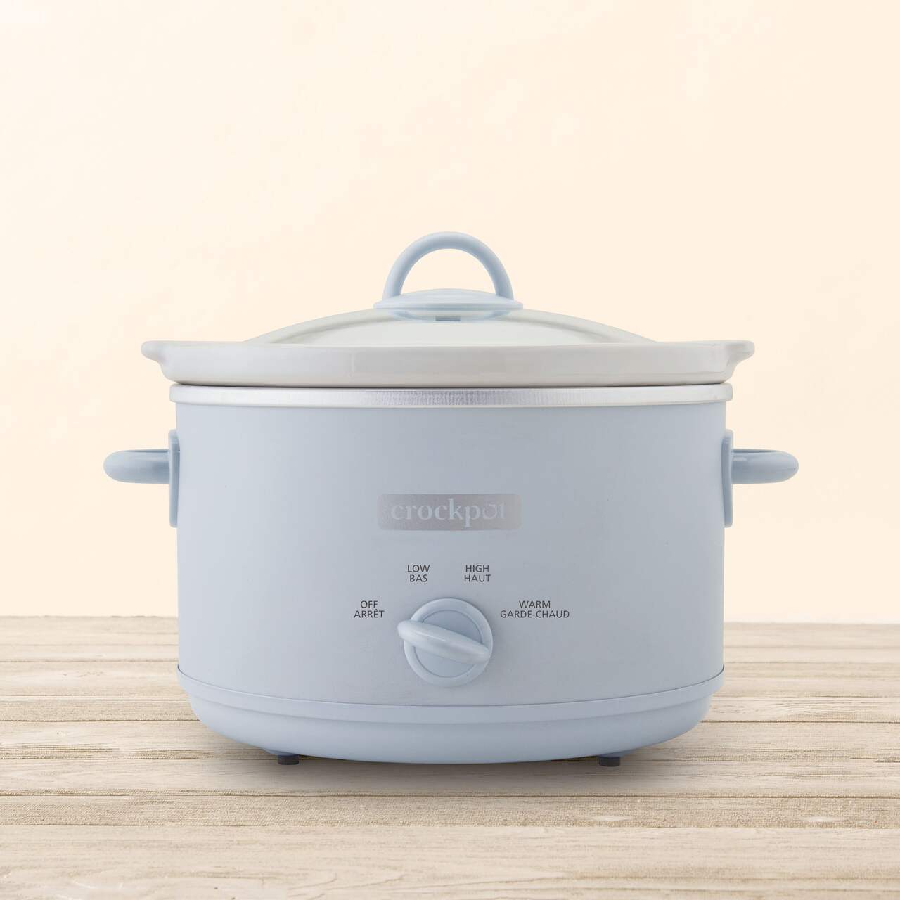 https://media-www.canadiantire.ca/product/living/kitchen/kitchen-appliances/4990040/4-5l-crock-pot-blue-slow-cooker-72a92993-27e4-4f01-9709-36f01f2756bf-jpgrendition.jpg?imdensity=1&imwidth=1244&impolicy=mZoom