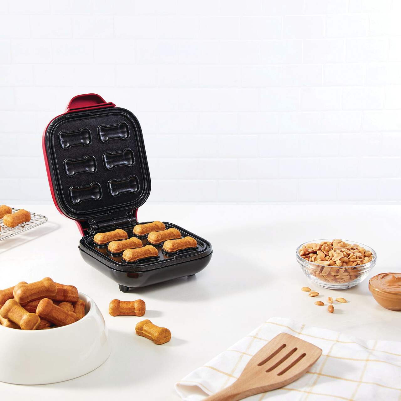 https://media-www.canadiantire.ca/product/living/kitchen/kitchen-appliances/4991129/dash-dog-treat-maker-4c9a436e-6fec-453d-bd17-e44d356664f7-jpgrendition.jpg?imdensity=1&imwidth=1244&impolicy=mZoom