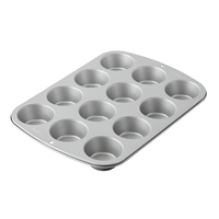 Moule à 12 muffins rectangulaire réutilisable en aluminium Wilton, argent, 14 po, pour cuisson Overhead_Plunge
